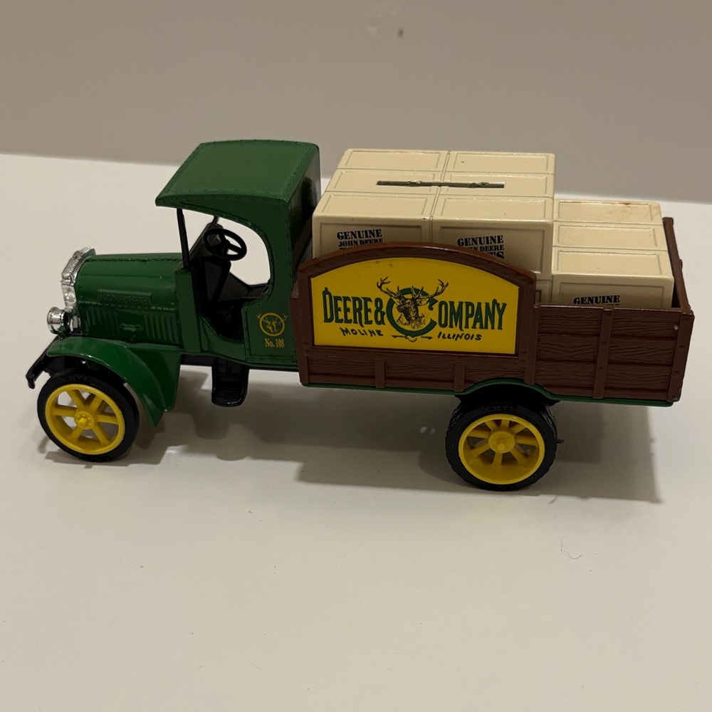 Ertl 1925 Kenworth John Deere truck bank. 1/30.